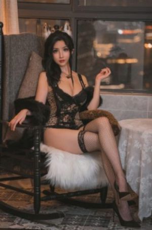 两乳房又高又大